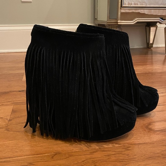 Koolaburra Black Suede Fringe Wedge Booties - Size 8 - Picture 2 of 4